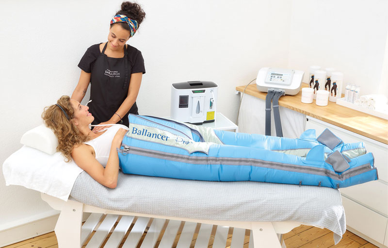 Frau während der Ballancer-Behandlung