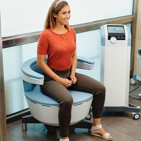 Frau auf dem EMP-CHAIR