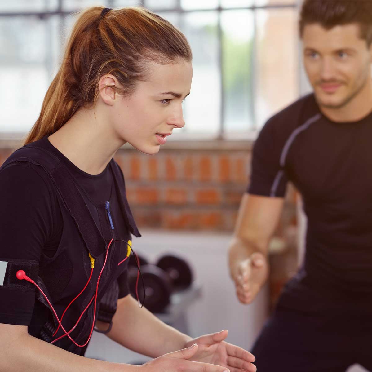 Frau beim EMS Training in Sinzheim in der Nähe von Bühl und Baden-Baden