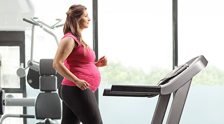 Schwangere beim Fitnesstraining