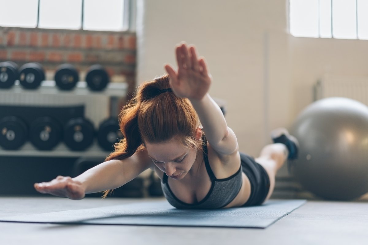 Young woman toning her abdominal muscles Erfahre, wie du Haltung und Kraft verbesserst.