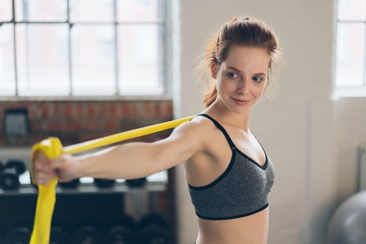 Young shapely woman doing exercises in a gym Der beste Moment für einen starken Rücken ist jetzt.