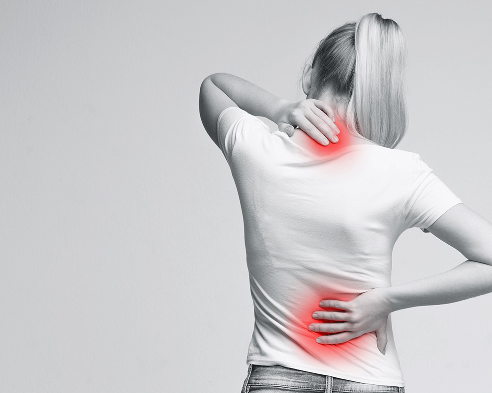 Frau mit Rückenschmerzen