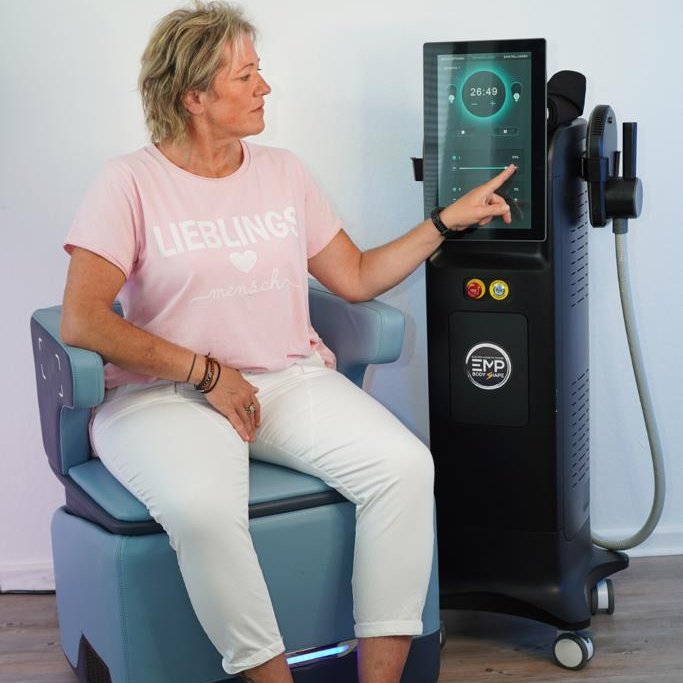 Frau testet den EMP-Chair in Sinzheim