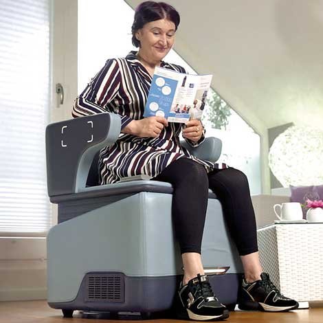 Frau sitzt auf dem Chair