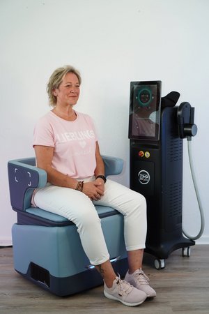 Ältere Frau auf dem EMP-Chair